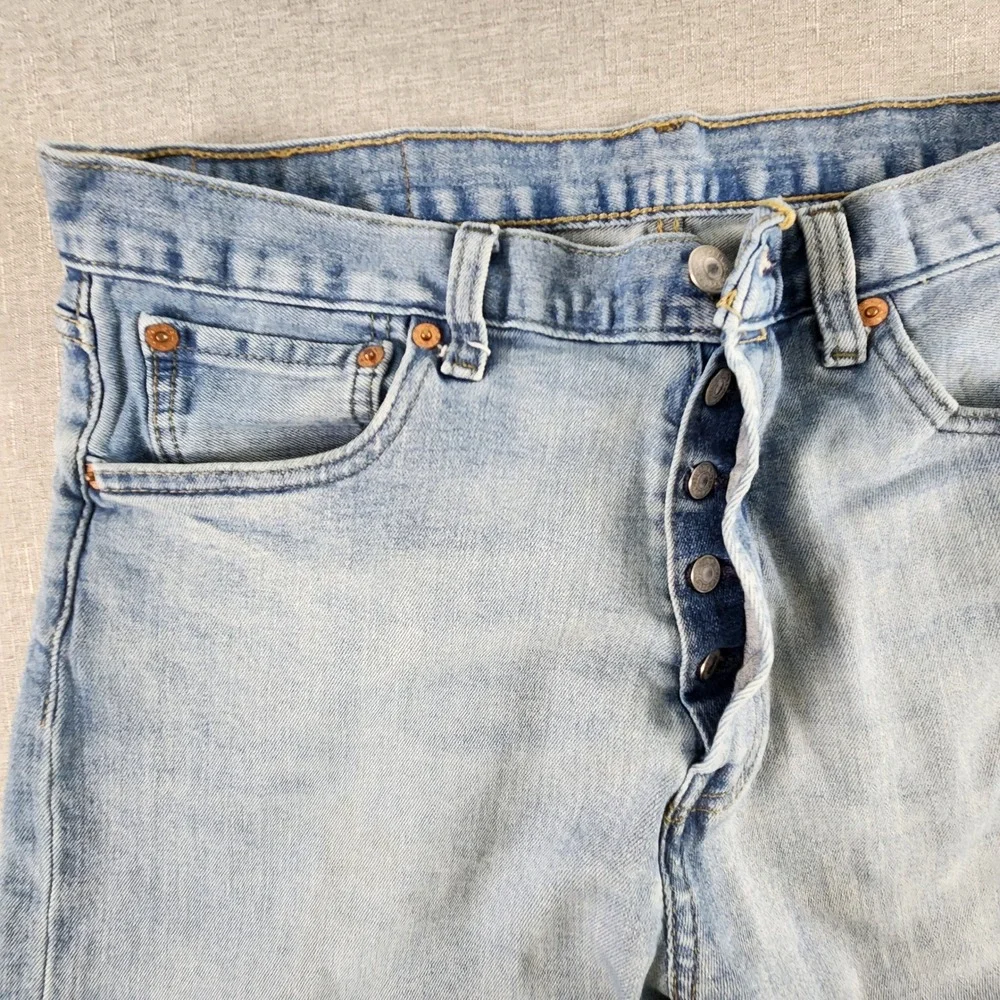 Levis 501 Original Fit Jeans Men 32x33 Light Wash Blue Denim Button Fly Straight